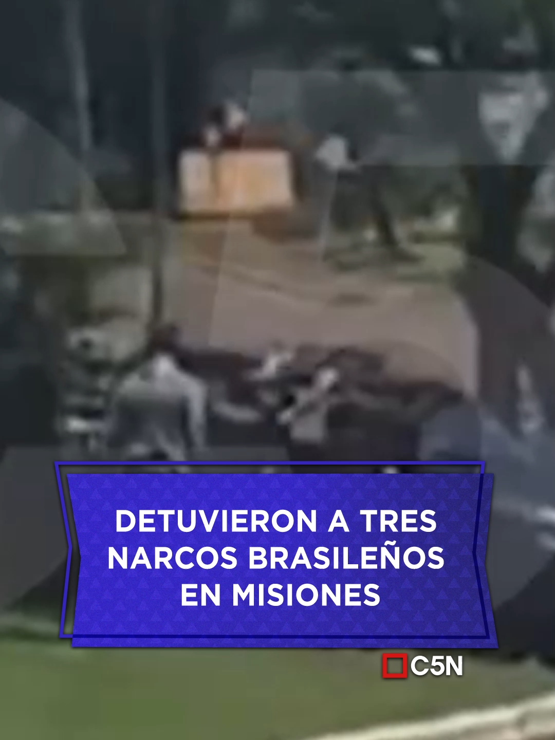 Detuvieron a 3 narcos brasileños en Misiones ⭕Desde la triple frontera, el periodista @gabriele_diego confirmó que Inteligencia Criminal logró detectar que, por un paso clandestino, tres ciudadanos brasileños con domicilio en Río de Janeiro cruzaron la frontera. 🗣