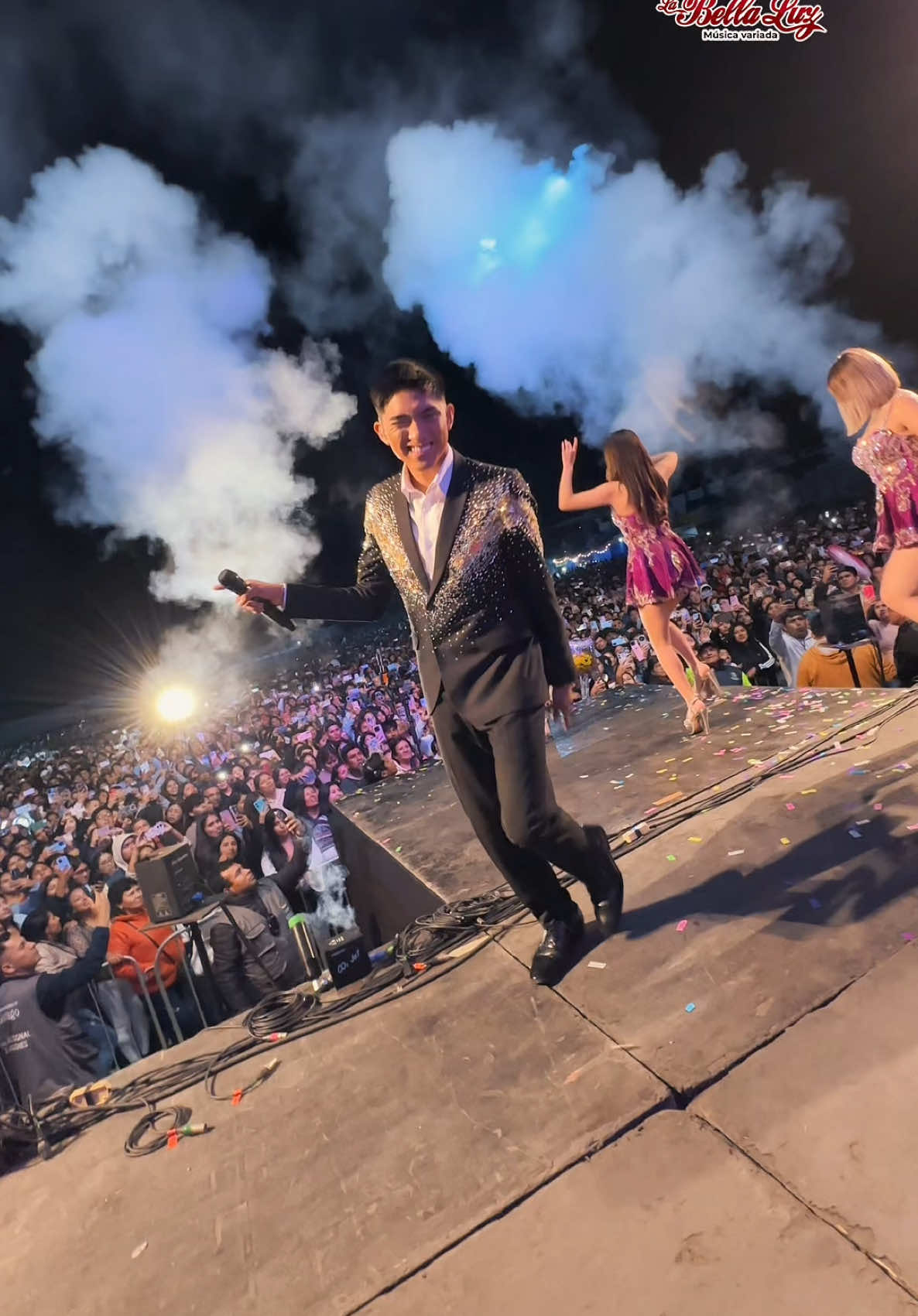 🔥 ¡Gracias, Santiago – Ica! 🙌 Vivimos una noche inolvidable llena de música, baile y el cariño de toda nuestra gente 🎶💃 ¡Cada presentación con ustedes nos llena de alegría y orgullo! 💛✨ #LaBellaLuz #SiempreContigo #SiempreContigoLaBellaLuz #Santiago #Ica