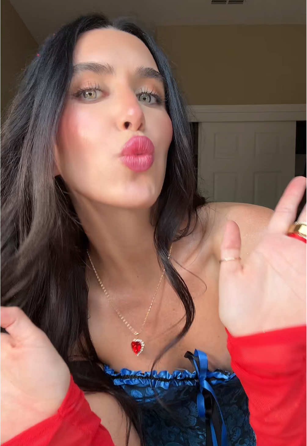 magic mirror there’s only one correct response here  ✨ #halloweencostume #halloween #makeuptransformation #snowwhite 