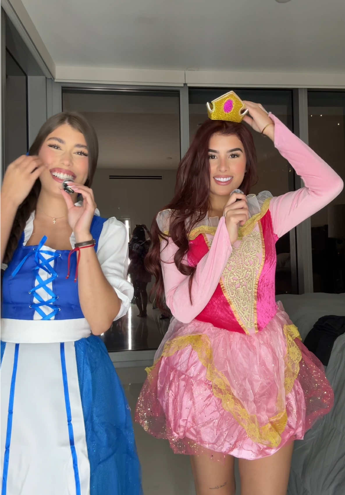 Ultimo dia disfrazándome para Halloween pero con invitada especial @nicole garcia 🩵🩷#halloweencostume #fyp #xyzbca 