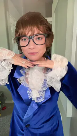 Just living in girl world 🌎 ✌️ #austinpowers #fyp #halloween #halloweencostume 