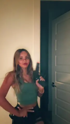 Lara Croft 🔫🔫#haloween #laracroft #costume #fyp