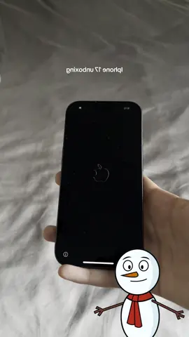 A verdade é que o marketing da Apple é melhor que a tecnologia dela 🍏💀 Todo ano é a mesma conversa: inovação, revolução, milagre. Mas no fim, é o mesmo iPhone com a câmera mudada de lugar. Eles não vendem celular, vendem status — e tu compra o pacote completo. #snowtech #tecnologia #apple #iphone #ios         