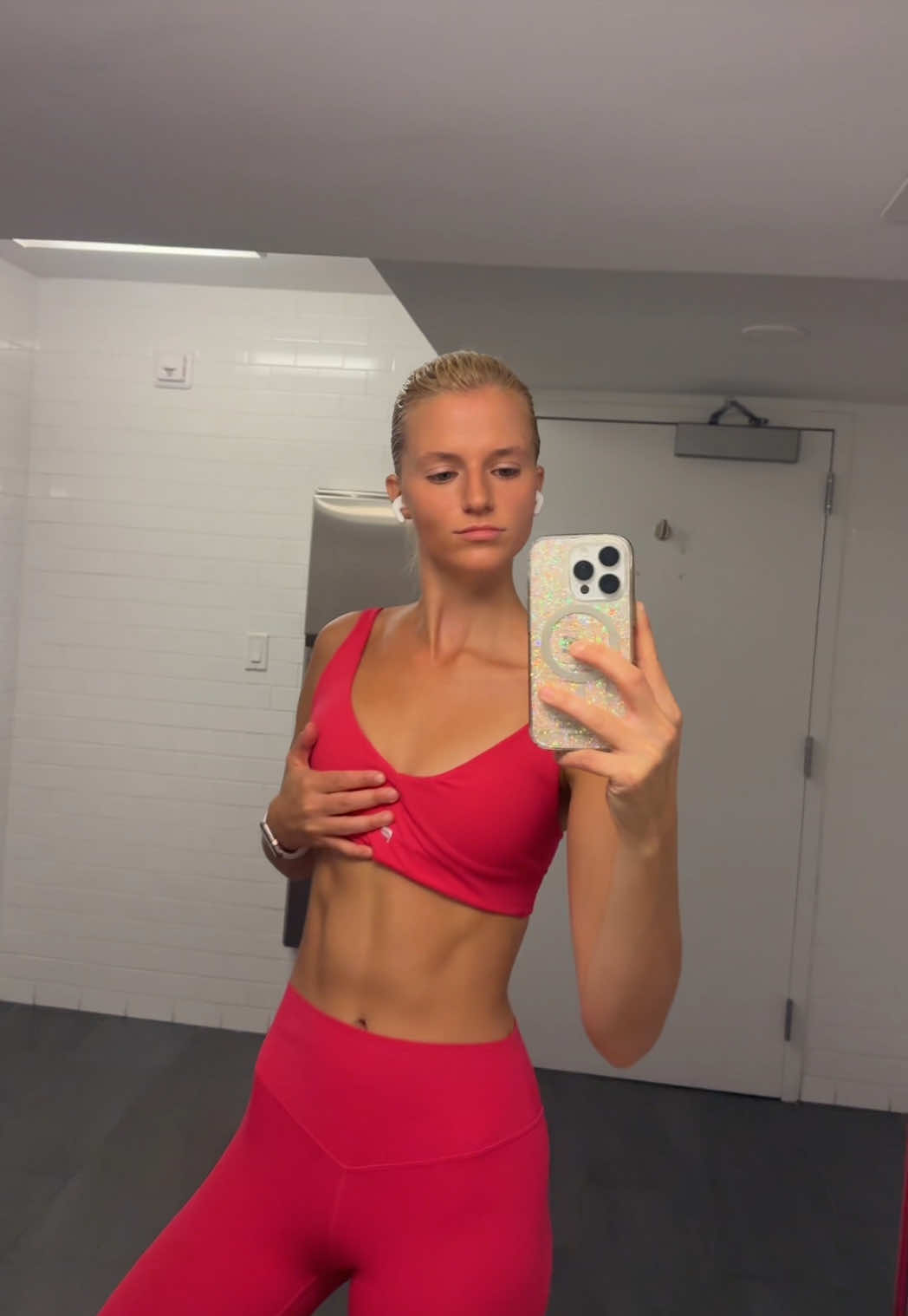 mid workout dance break #gym #GymTok #gymgirl #gymaddict #abs 