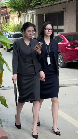 Nàng công sở hiện đại luôn biết cách khiến mình nổi bật với outfit thanh lịch, trẻ trung mà vẫn chuyên nghiệp 💼🌹 #thoitrangcongso #thoitrangcongsonu #thoitrangnu #kimcongso #thoitrang 