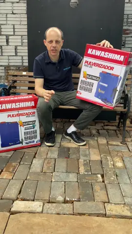 O Pulverizador Costal a Bateria PEG 20 - 20 Litros é a escolha ideal para quem busca eficiência e praticidade na pulverização de jardins, hortas, plantações e áreas de controle de pragas. Equipado com um reservatório de 20 litros e uma bateria recarregável, proporciona autonomia para longos períodos de uso sem a necessidade de bombeamento manual. Seu design ergonômico garante conforto durante o uso, enquanto sua bomba elétrica mantém uma pulverização constante e homogênea. Além disso, o PEG 20 conta com bico regulável para diferentes tipos de aplicação e uma mangueira resistente que oferece maior alcance e precisão.