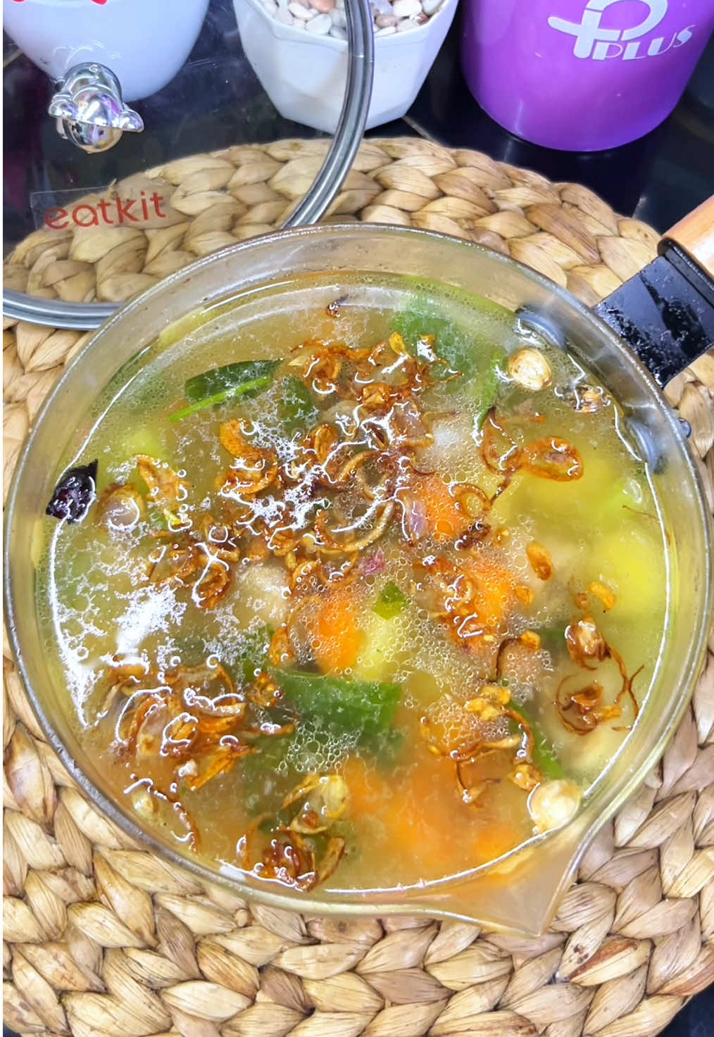 Save aja dulu❤️ sop ayam gurih mirip kaya di resto Bahan : 5 paha ayam 1 wortel UK besar 2 kentang 2 btg daun bawang 2 btg seledri 3 siung baput 3 siung bamer Garam Gula Kaldu bubuk Lada bubuk Bunga lawang Cengkeh Kapulaga Minyak #resepmasakan #masakdirumah #masakanrumahan 