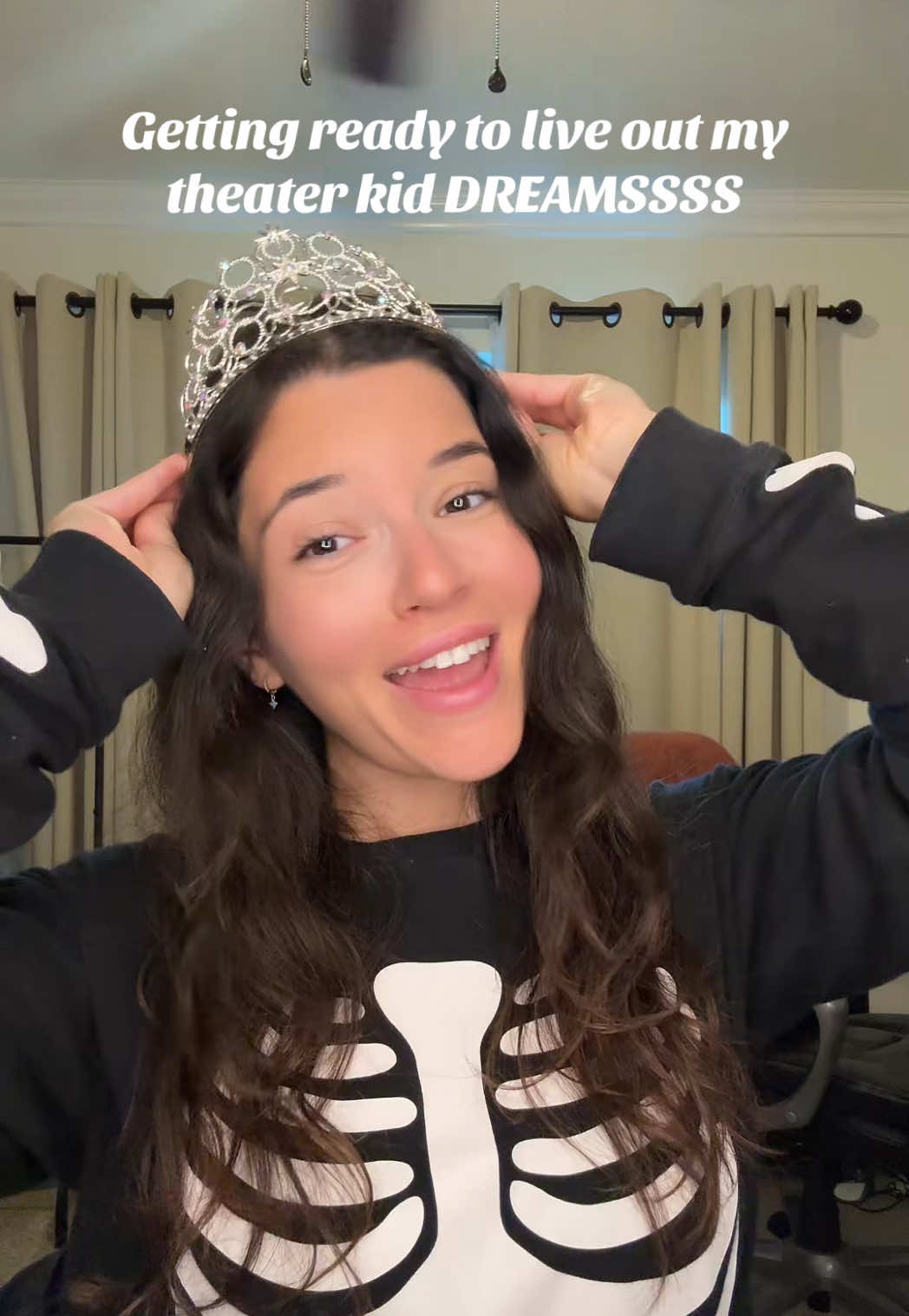 So excited to be surrounded by 5800 Glindas and Elphies tonight🥹🫧 #wicked #halloween  #glinda #halloweencostume #wickedmovie 