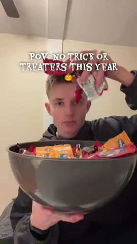 I don’t blame them though, it’s windy and cold 😩🎃 #halloween #trickortreat 