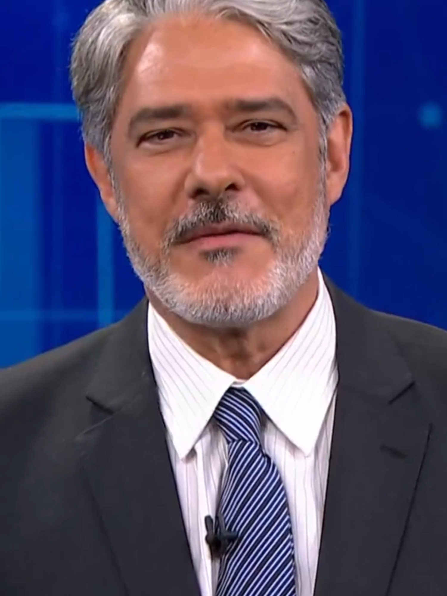 ÍCONE DO JORNALISMO! William Bonner se despediu da bancada do #JornalNacional após quase três décadas (29 anos) como âncora e editor-chefe! Seu legado tá marcado na vida de todos, com o “Boa Noite