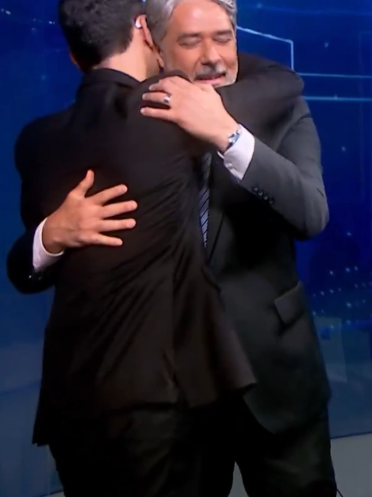 PASSANDO O BASTÃO! César Tralli assume a bancada do #JornalNacional a partir de segunda-feira, dia 3. E o William Bonner entra no #GloboRepórter ao lado de Sandra Annenberg a partir de fevereiro de 2026. Que tudo! 🤌❤️ #TVGlobo