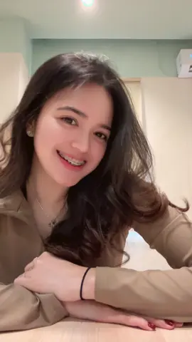 🧏🏻‍♀️🩷💫