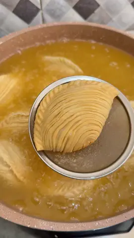 Happy weekend sahabat nyonya.. jangan lupa pesan pastel nyonya puff untuk temen weekend kalian yaaa..🥰🫶🏻#jualkaripap #karipapmalang #pastelmalang #kulinermalang #fypage #foryou 