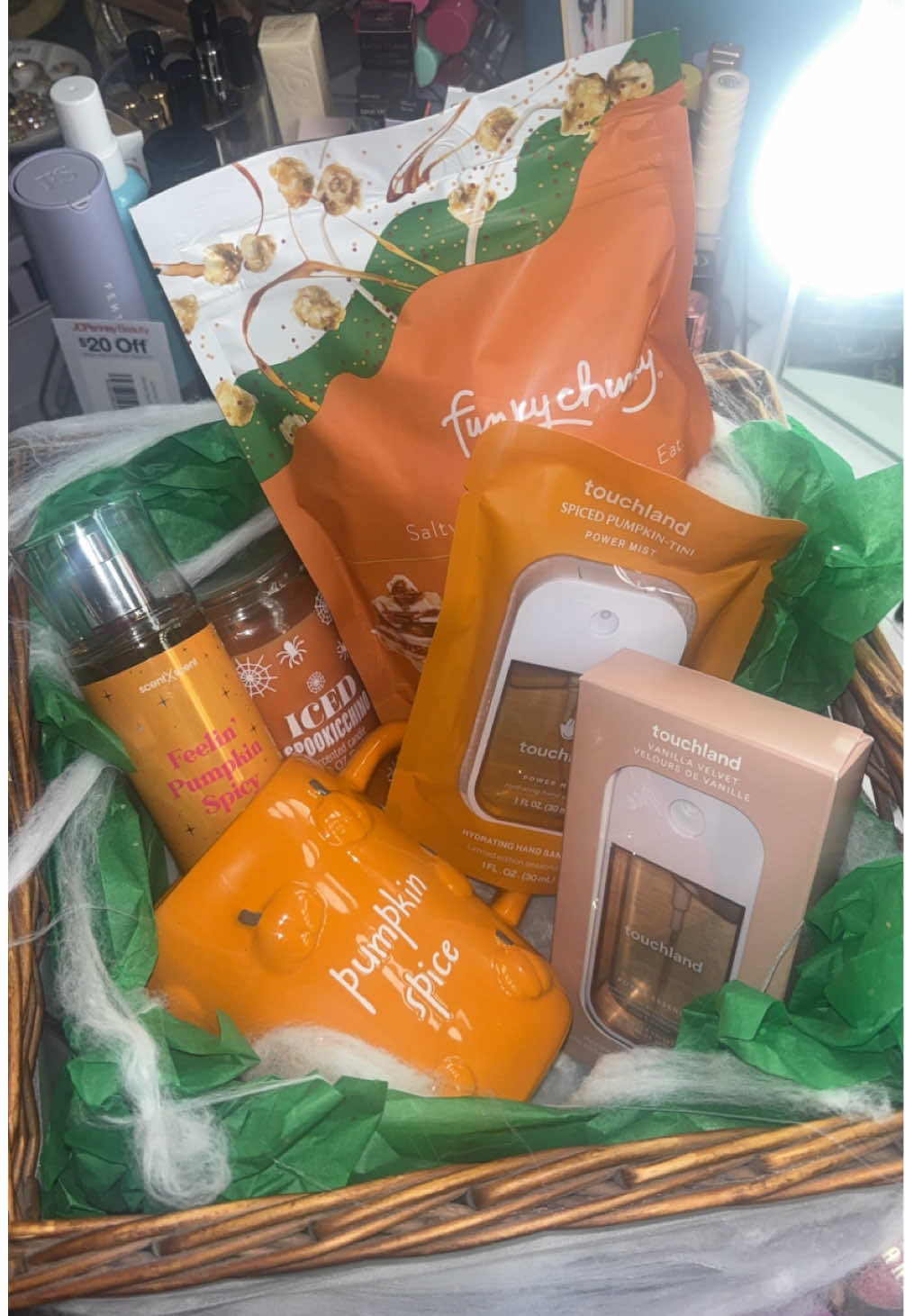 Boo Basket secured🤭🧡✨ Happy Halloween luvs!!🎃👻 Just letting you know that if your man didn’t get you a boo basket then it is better late then never!👏🏼 My boyfriend obviously knows exactly what I want. Pumpkin spice goodies and some makeup, love him!!!😚🥹🫶🏼 @touchland @ScentXScent @DIBSBEAUTY @Tower 28 Beauty @TJ Maxx #boobasket #halloween #touchland #dibsbeauty #unboxing 