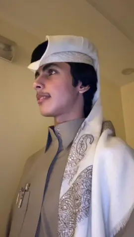 ياويل حالي عند شوفه وفرقاه ياويل حالي لا تهجاو حروفه اخاف اشوفه ماتهنا بلقياه واخاف من فرقاه معاد اشوفه قلبي يبيه ولا له بقلبي اشباه اختار الحاله وحطه بجوفه