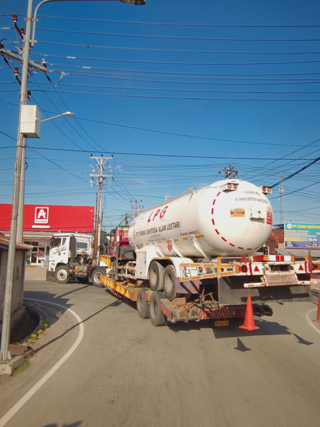 🚛🚚 #mobiltanki  #lowboy  #trucklpg  #mobilmuatmobil  #fyp 