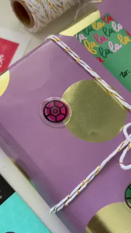 Gift wrapping has never been so easy with the Tombow VIP Holiday Adhesives Bundle! Follow this step-by-step tutorial on how to wrap your own gift for the holidays 🎁 🎥: @fromcarola Products featured from the Holiday Adhesive Bundle: MONO Adhesive Permanent + Refill Pack Adhesive Dots Holiday Gift Tag Sticker Sheets