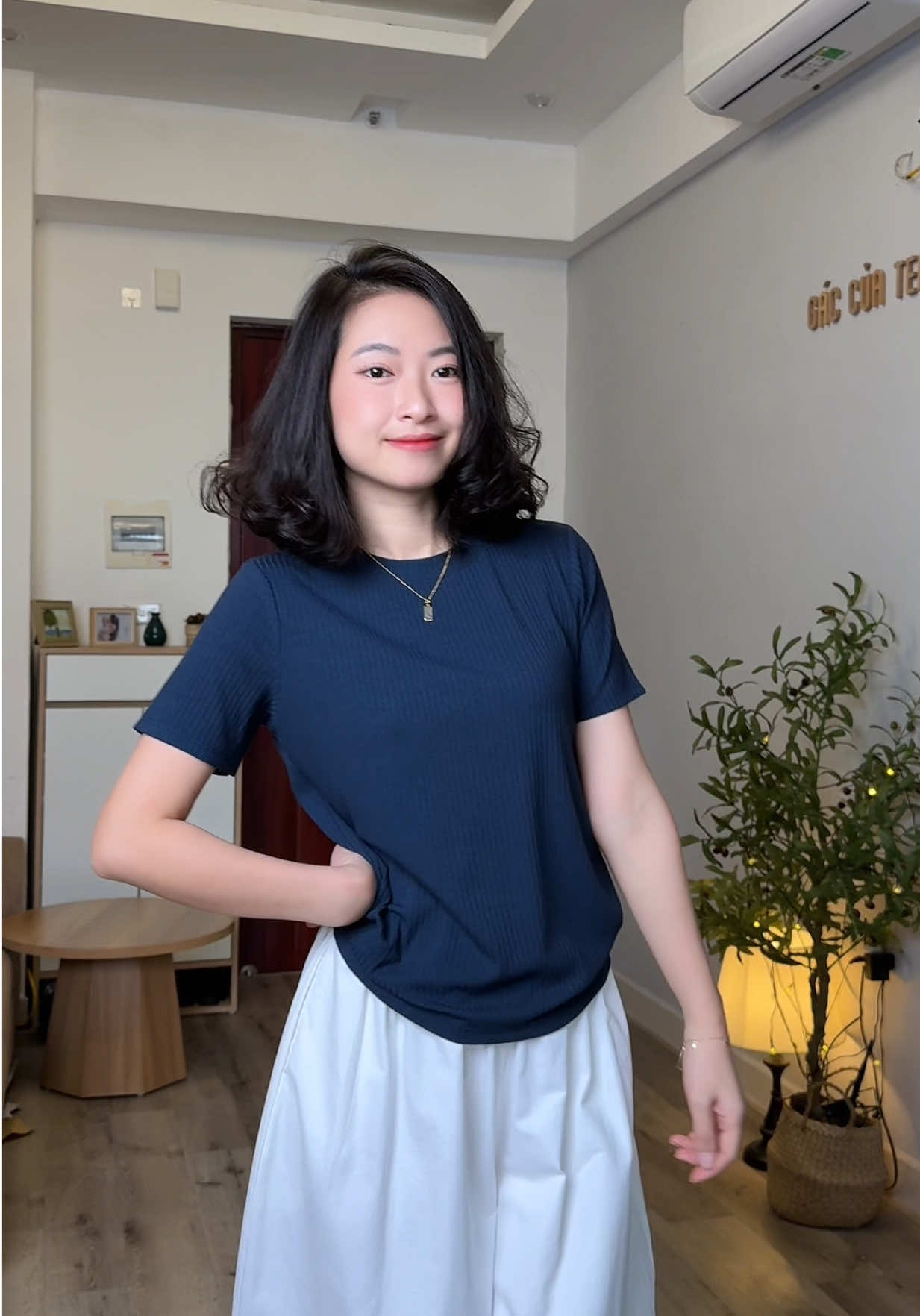 Chiếc áo thun cộc tay tớ mua tới cái thứ 2 rồi đó, mặc mùa này trong mấy áo khoác siêu ưng ạ #aothuncoctay #aothunnu #traphamm56 