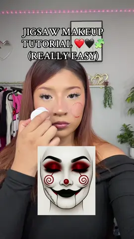 Do you need a last minute Halloween makeup look i got you!!❤️👀 #jihsawmakeup #halloweenlook #makeuphacks #spookyseason #jigsawmakeup #lastminutehalloweencostumes #tutorial #🖤🪬