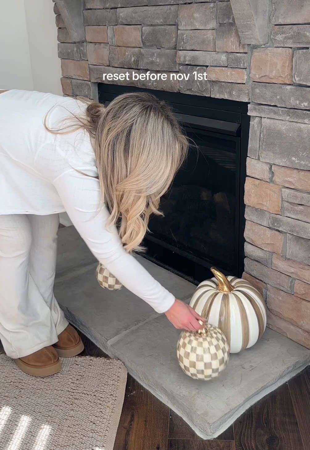 clean with me before the Christmas decor goes up!!!🎄🎅🏼✨ #reset #christmascountdown #christmastiktok #holidaycountdown #november1st 