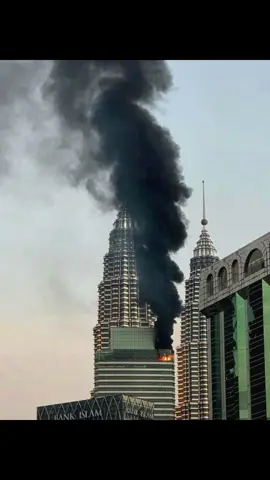 #ماليزيا تم الإبلاغ عن حريق في الطابق العلوي من برج KLCC رقم 3 في وقت مبكر من صباح اليوم - إدارة إطفاء كوالالمبور ولا يوجد اصابات الحمدلله 