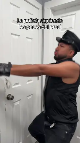 El perú esta en estado de emergencia mientras tanto el poli 🤣😭 #parati #peru #halloween #policia 