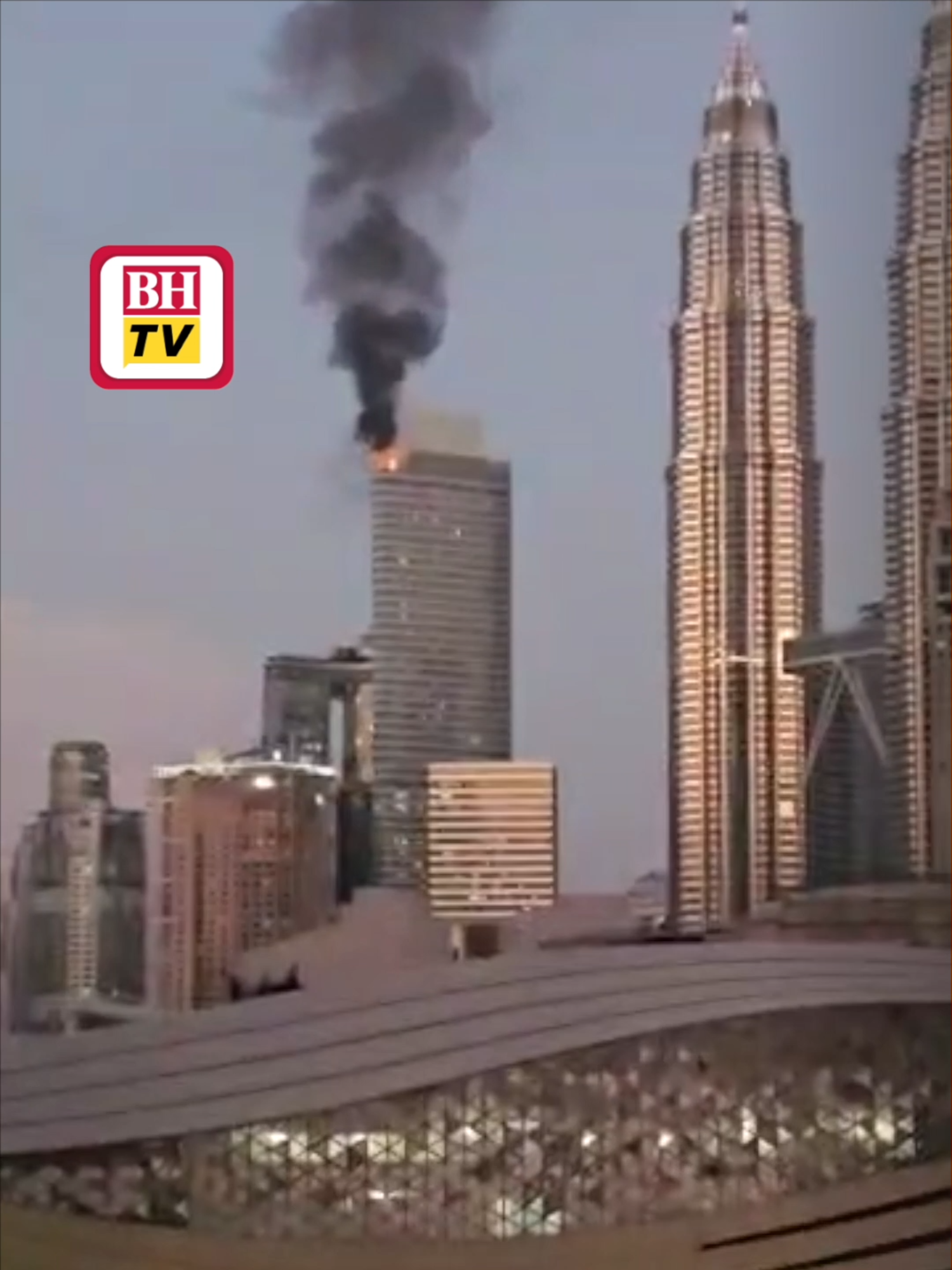 Premis tingkat atas Menara Petronas 3 terbakar #beritaditiktok