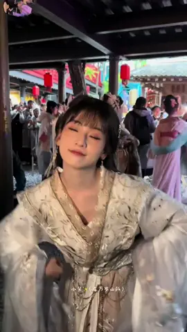 心碎小甜太太太美了#万岁山武侠城 #万岁山太会给情绪价值了 #万岁山武侠城凭啥这么火 