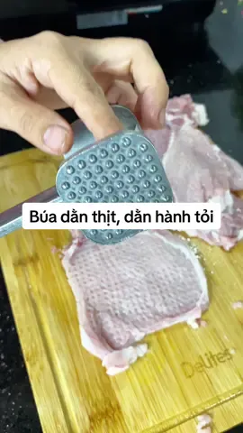 Mình dùng búa dằn thịt giúp thịt nấu lên được mềm hơn và thấm gia vị hơn. Hơn nữa nó còn dùng dập hành tỏi cũng okela nha #sale1111 #buadanthit #buadapthit #dungcunhabep #megasale 