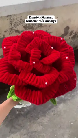 Bông hoa khổng lồ bằng kẽm nhung xinh xỉu ạ🌷 #hoahongkhonglokemnhung #hoahongkemnhung #viral #quatang #hoakemnhunghandmade 