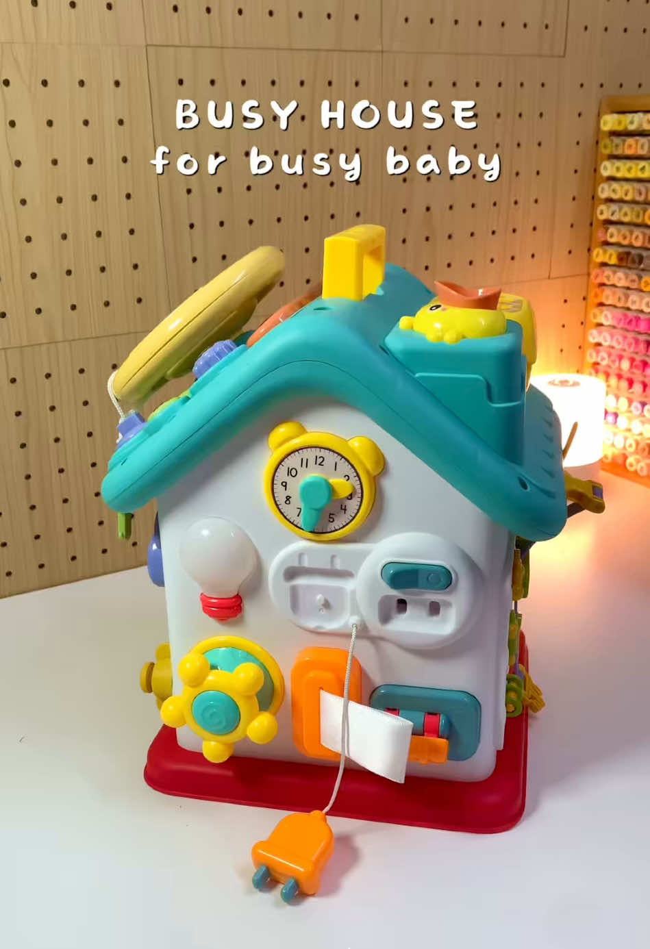 1 toys dapat baaaaanyak manfaat.  Anak pun leka main. Baik yang anak yang baru umur setahun dengan kakak umur 5 tahun. Main sama sama lagi syiok kan? ##busycube #busyboard #montessori #toys #motorskills 