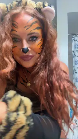 eaaaasyyy there tiger #halloween #costume #tiger #fyp 