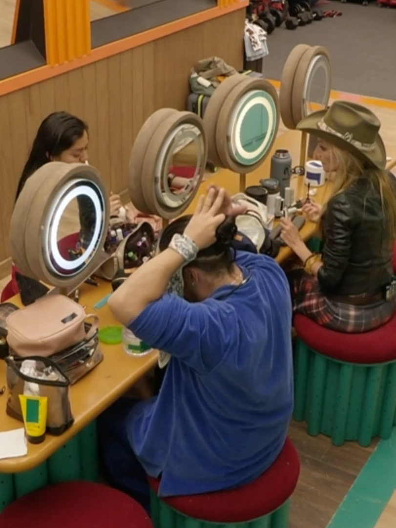 POV: olvidas que tu tía escucha la conversación que estás teniendo con tu amix. 🤭 #reality #beauty Lunes a viernes 9:00 p.m. por #AztecaUNO.⁣ Domingo La Gala 8:00 p.m. por Azteca UNO.⁣ 🌾 #LaGranjaVIP transmisión 24/7 en #DisneyPlus experiencia completa.