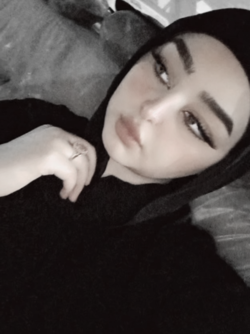 ما بالُ عينيْكَ قد أضنى بها السّهرُ أمْ هذهِ سُنّةُ العشّاقِ والقدرُ؟ أكلّما جَنّ ليْلٌ بِتّ تذكرُهمْ!!؟ والعمرُ يمضي ولم يظْهرْ لهمْ خبرُ حتى زياراتِ طَيْفٍ كنتَ تألفُها غابتْ وغابَ جمالُ الليلِ والسّمرُ ... #الشعب_الصيني_ماله_حل😂😂 #العراق_السعودية_الامارات_بغداد_مشاهير #اكسبلورexplore #حفيدة_ليلى_العطار #ليلى_العطار 