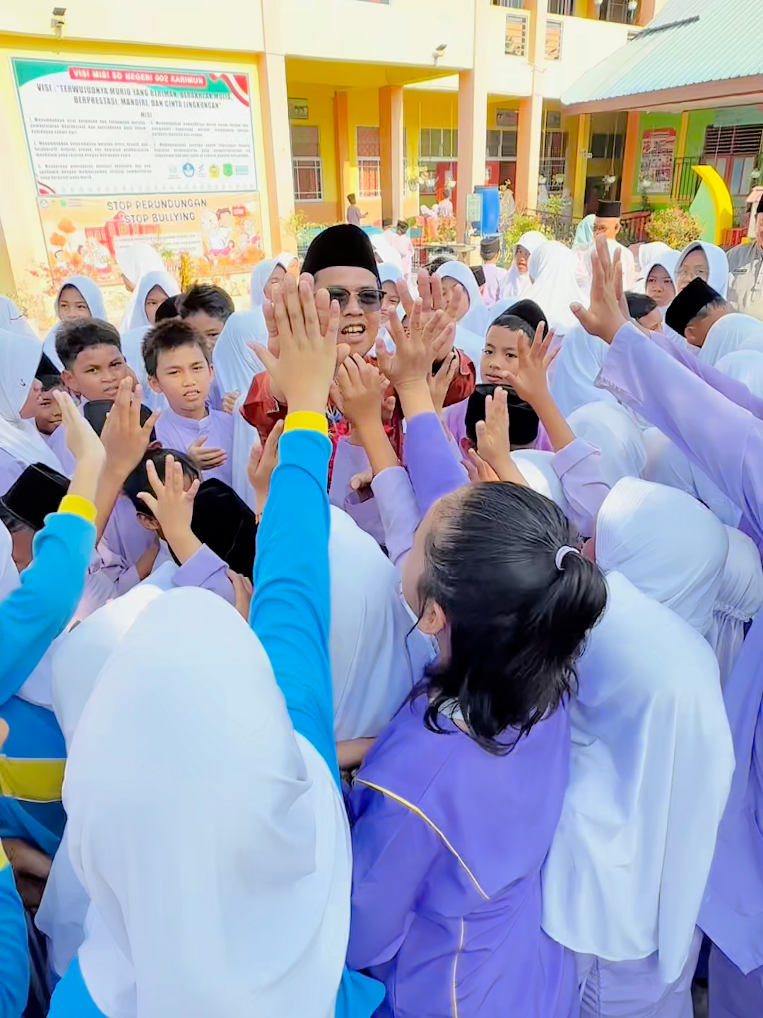 Sebagai bentuk komitmen Pemerintah Daerah dalam mendukung pendidikan yang merata dan berkualitas, Bupati Karimun H. Iskandarsyah menyerahkan secara simbolis seragam sekolah gratis kepada para siswa SDN 002 Kecamatan Meral. Kegiatan ini merupakan bagian dari program pemerintah daerah untuk meringankan beban masyarakat, khususnya orang tua siswa di jenjang pendidikan dasar. Dalam kesempatan tersebut, Bupati H. Iskandarsyah menyampaikan bahwa program pembagian seragam sekolah gratis ini menjadi wujud nyata perhatian pemerintah terhadap dunia pendidikan di Kabupaten Karimun. Menurutnya, pendidikan merupakan pondasi penting dalam membentuk generasi penerus bangsa yang cerdas, berkarakter, dan siap menghadapi tantangan masa depan. “Pemerintah daerah terus berupaya agar setiap anak di Karimun dapat menikmati pendidikan tanpa terkendala oleh faktor ekonomi. Seragam sekolah ini adalah simbol semangat kebersamaan dan pemerataan kesempatan belajar bagi seluruh anak Karimun,” ujar Bupati. Bupati juga berpesan kepada para siswa agar terus bersemangat menimba ilmu, menghormati guru, serta menjaga dan menggunakan seragam dengan rasa bangga. Dukungan ini diharapkan dapat memotivasi siswa untuk lebih giat belajar dan menjadi generasi penerus yang membawa Karimun Bangkit dan Hebat. Para guru dan orang tua murid yang hadir turut menyampaikan apresiasi atas perhatian dan kepedulian Pemerintah Daerah terhadap dunia pendidikan, yang dinilai mampu memberi dampak positif bagi kemajuan dunia pendidikan di Kabupaten Karimun. ##programprioritas #seragamsekolah #duniapendidikan #karimun #pembangunan #generasibangsa #ceritahariini #menyapawarga @karimunupdate