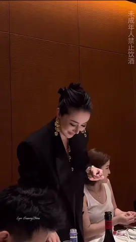 Hoặc yêu một người cho em cuộc sống sung túc, đủ đầy. Hoặc yêu một người thương em đến tận xương tuỷ Nếu không, tại sao em lại yêu chứ? Ngắm núi, lặn biển. Tụ họp bạn bè không đủ vui sao? #LynGuangZhou #hoai_linh8386 #xuhuong 