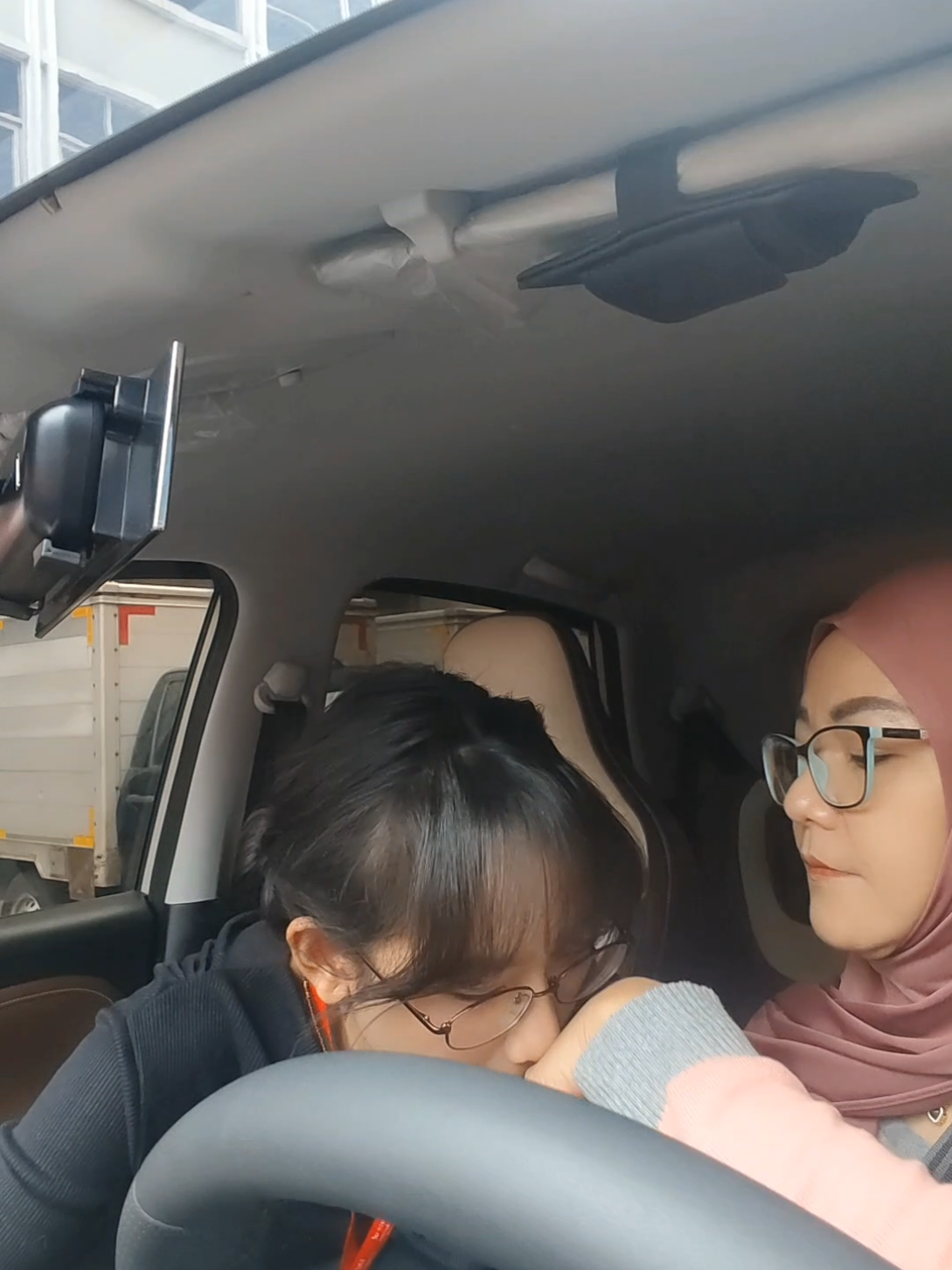 Baik-baik ya Dunia pertemukan anak ku dengan orang2 baik,teman2 yang baik dan lingkungan yang baik, sehat jiwa dan raga ny,lindungilah dimana pun dia berada sayangi dan cintai dia sebagaimana aku menyayangi dan mencintai ny aamiin 🥰🤗😘 #gadisku#fyp#alwaysproudofyou#sahabat#energiku