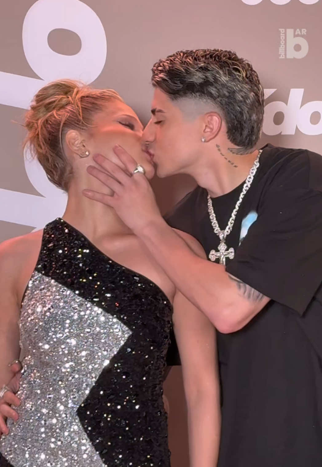 El beso de @Lautygram y @luchi en la alfombra dorada de @Premios Ídolo Argentina 🏆  #lautygram #luchipatro #premiosidolo 