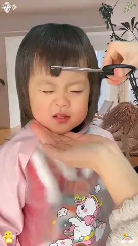 Dụng cụ cắt tóc mái tiện lợi dùng ngay tại nhà, có cái này thì cắt tóc mái cho bé dễ hơn nhiều, tiết kiệm tiền, công sức và thời gian.