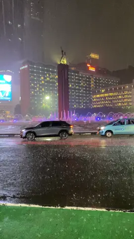 Bundaran HI rain🥶☔️🌃 . . . . . . . #bundaranhi #rain #jakarta #vibes #viraltiktok 