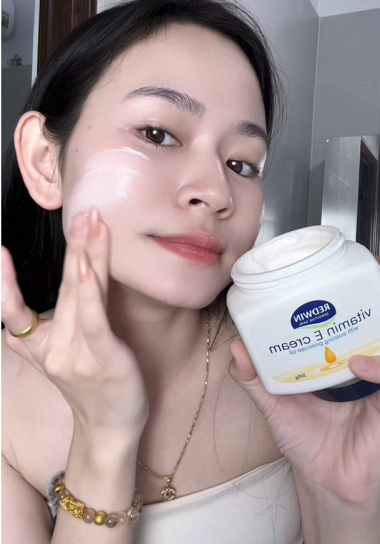 Kem quốc dân nhưng thực sự đáng tiềnnnn #nguyenmai #reviewlamdep #kemduongam #vitamine #xuhuong 