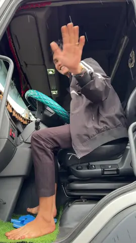 Đi tốt dùng bền nha chủ mới.chia tay e trong mưa luôn 😥😥😥