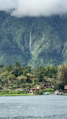Punya rumah tepi danau Toba ☺️ _ Jom Join direct dengan saya ‼️ Tanpa orang tengah ‼️ _ Info details pakej PRIVATE TRIP Wasap : +62821 6653 4636 #PakejMedan #DanauToba #Samosir #Viral #Fyp 