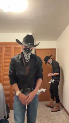 que vaqueros lindos ahh🤠 #halloween #fy #parati #custome #fakegun 