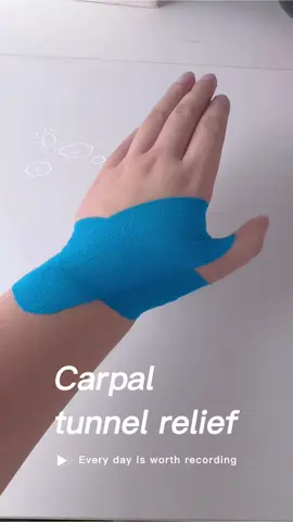 Using kinesiology tape can relieve carpal tunnel syndrome pain and provide wrist support, and strengthen hand strength #kinesiologytape #wristpain #carpaltunnel #handpain #physicaltherapy 