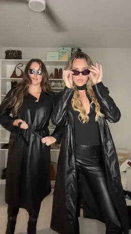 If anyone comments on my wrinkly jacket I’ll cry #halloween #costume #ootn #allblack 