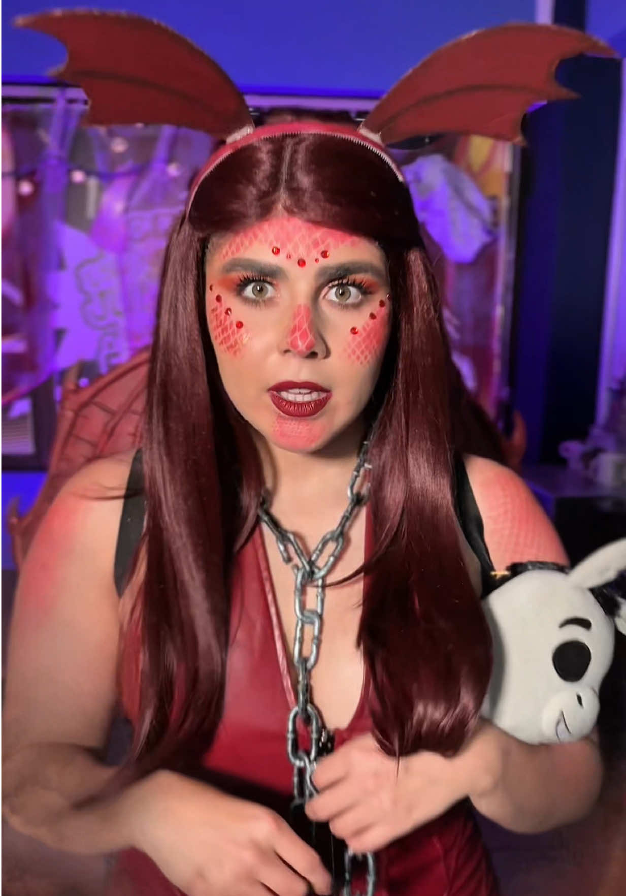 Mi disfraz de este año es… LA DRAGONA DE SHREK 🐉❤️‍🔥🔥 🫏 Este fue el resultado de mi noche de Art Attack, pintura y cartulina.😅🫶🏼 Siempre amando los personajes de mi peli animada favorita. El vestido que usé es de  @Black Sun Store ✨ #dragona #shrek #costume #disfraz 