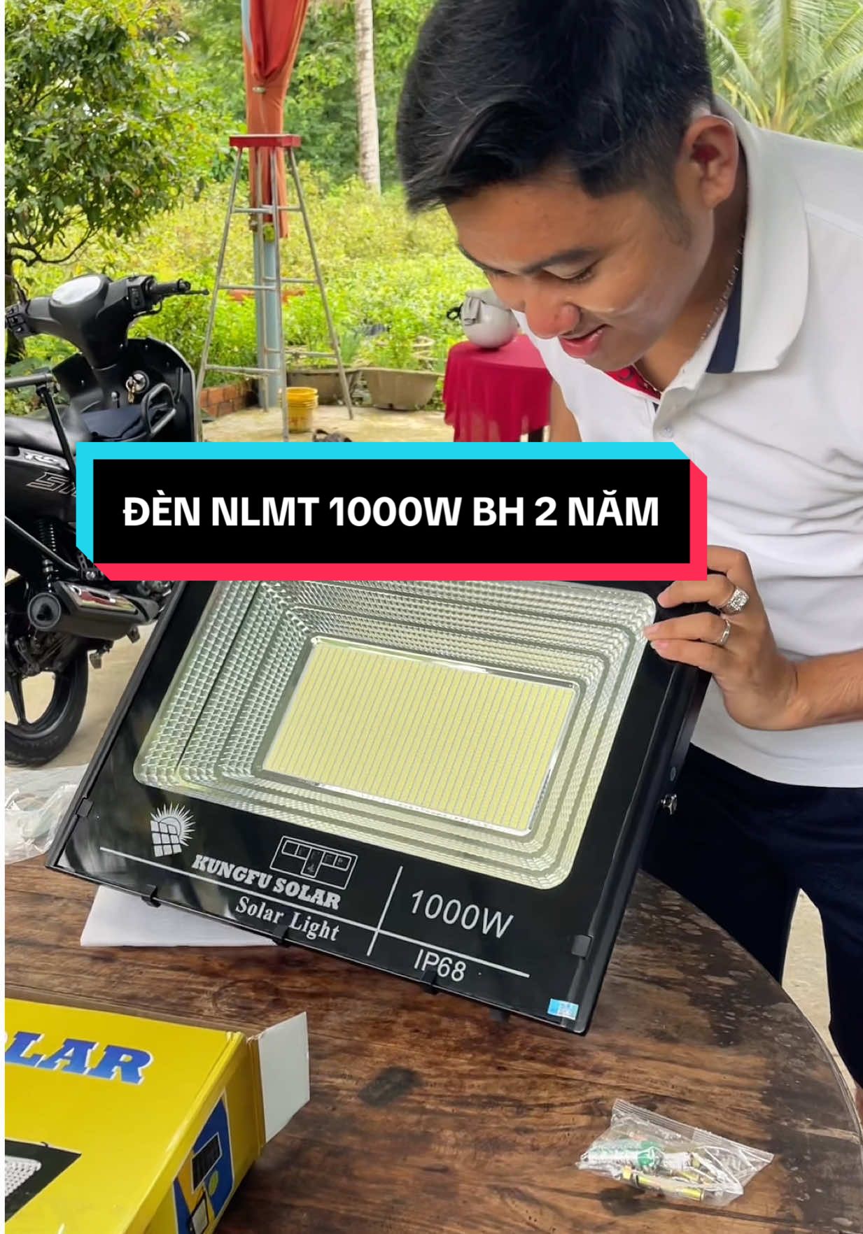 Thời gian gần đây cô chú anh chị ưng những cái dòng đèn công suất lớn như vầy bởi vì độ sáng độ pha rộng cũng như pin lưu của nó cực kỳ trâu luôn. Một chiếc đèn thôi mà sáng nguyên cái khu vực sân rộng lớn không cần phải mở tắt rất là tốn tiền điện. Bảo hành 2 năm giúp gia đình mình yên tâm sử dụng lâu dài luôn😘😘😘#côembánđèn #ĐènNăngLượngMặtTrời #bếntre🌴🌴🌴 #quạtnănglượngmặttrời  #ĐènNgoàiTrời 