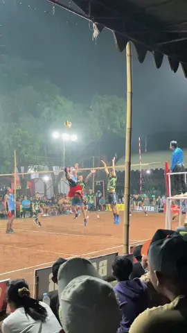 Gliyak gliyuk pemuda pulerejo 😂 @Nur_rochim #fypvolleyball #tarkamvoli #tarkam #volleyballworld #iyog09 