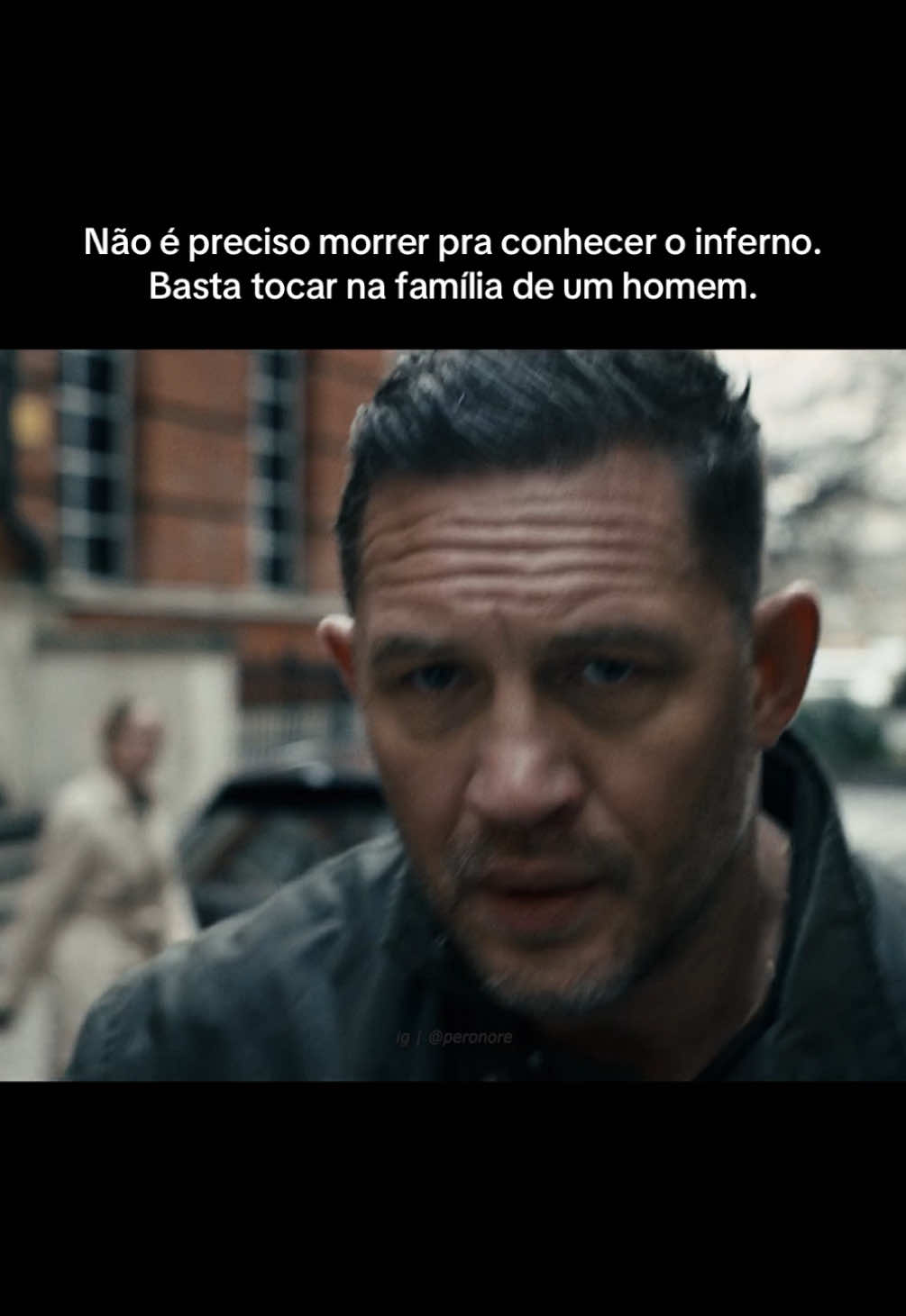 Três condutas podem ser observadas nessa cena: 1. O homem mantém a postura. Se entrasse em desespero ou perdesse a cabeça, o fim seria trágico para ele e sua família. O homem deve ser centrado. Deve reconhecer o jogo em que está metido e todas as possibilidades de seus oponentes. Uma conduta pacífica, quando todos esperam o oposto, aterroriza mais do que berros e insultos — fazendo com que aqueles que estão na vantagem se perguntem: o que ele esconde? Em qual trunfo está firmada sua calma? 2. Mesmo contra número maior, o homem responde de igual. Aqui ele exibe uma parte de suas cartas, mas não todas. Mostra que está preparado, que sondou o inimigo, que não se permite deixar ao acaso ou à compaixão da sorte. Talvez esteja blefando, talvez seus princípios não o autorizem a praticar tal atrocidade, mas quem pagaria para ver? Um homem sem nada a perder é uma anomalia. E ele deixou seu limite riscado no mármore: onde doer em mim, irei ferir vocês em dobro. 3. O homem tranquiliza sua esposa. Mesmo com a adrenalina correndo no corpo frio, ele ainda mantém uma postura imperturbável. Faz uma piada. Neutraliza a situação. Segue o melhor caminho. Sabe que uma pilastra frágil não escora outra; ele não precisa de duas pessoas em pânico; gritos e choro mostrariam que a base é fraca e apenas traria de volta o desabamento que ele evitou anteriormente. Ele sabe o que viu. Sabe como resolveu. Sem razões para desespero. As emoções contaminam, por isso ele escolheu transmitir firmeza. Agora pode continuar dirigindo em silêncio, planejando uma forma de retaliar. Quer mais conselhos assim? No perfil, você encontra nosso livro com 200 estratégias sobre poder, manipulação, relacionamentos e negócios. @PerOnore | Pela Honra! #mobland #tomhardy #mafia